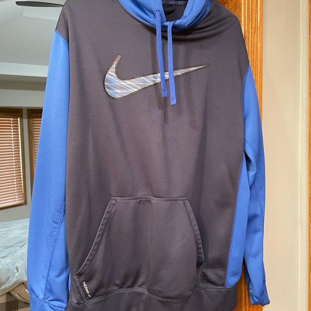 Men’s Nike sweatshirt.